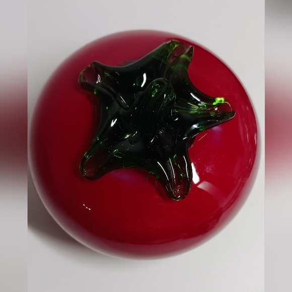 Red Tomato w/ Green Stem Art Glass Blown Paperweight 3.25" Diameter - Picture 2 of 4